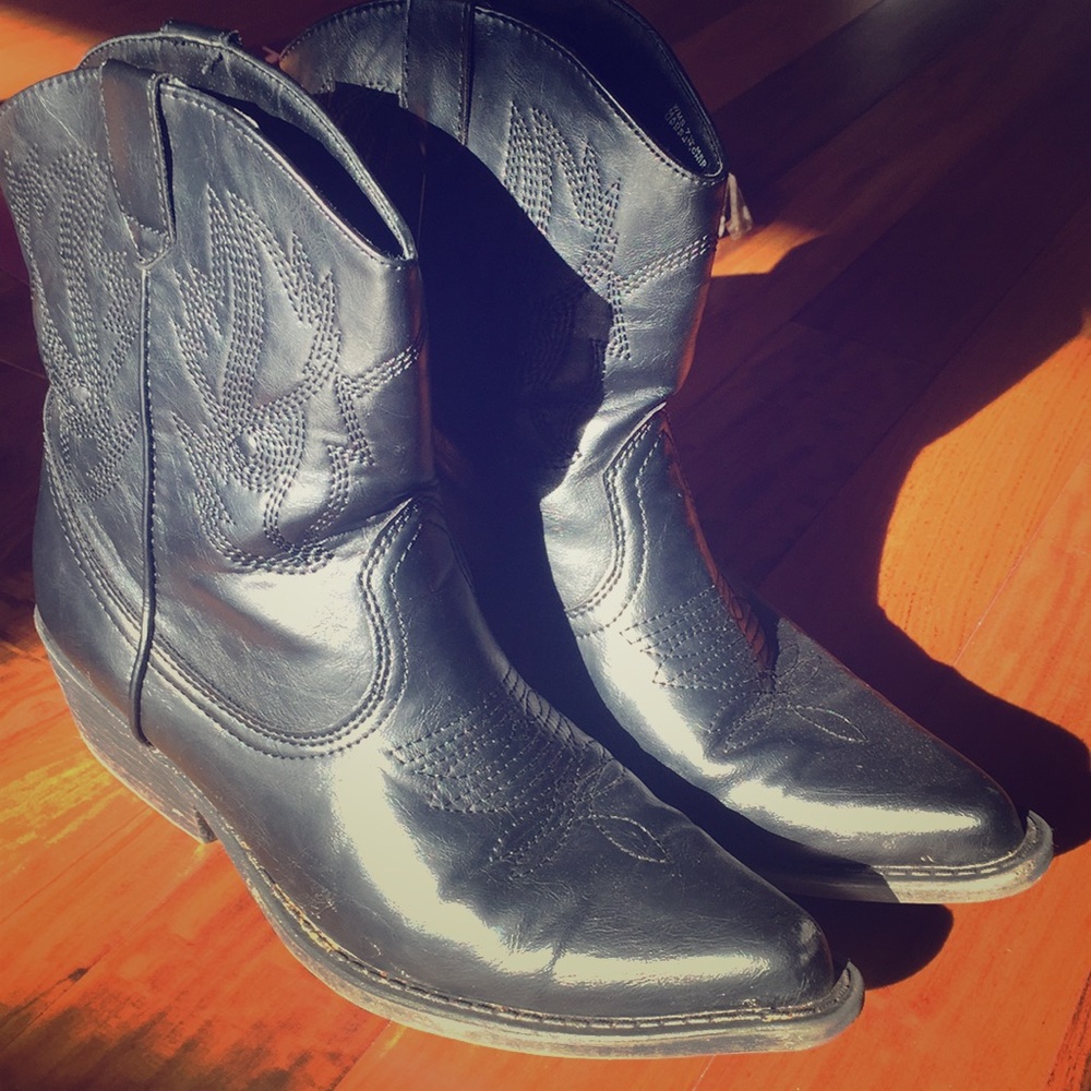 Cowboy / cowgirl black boots short